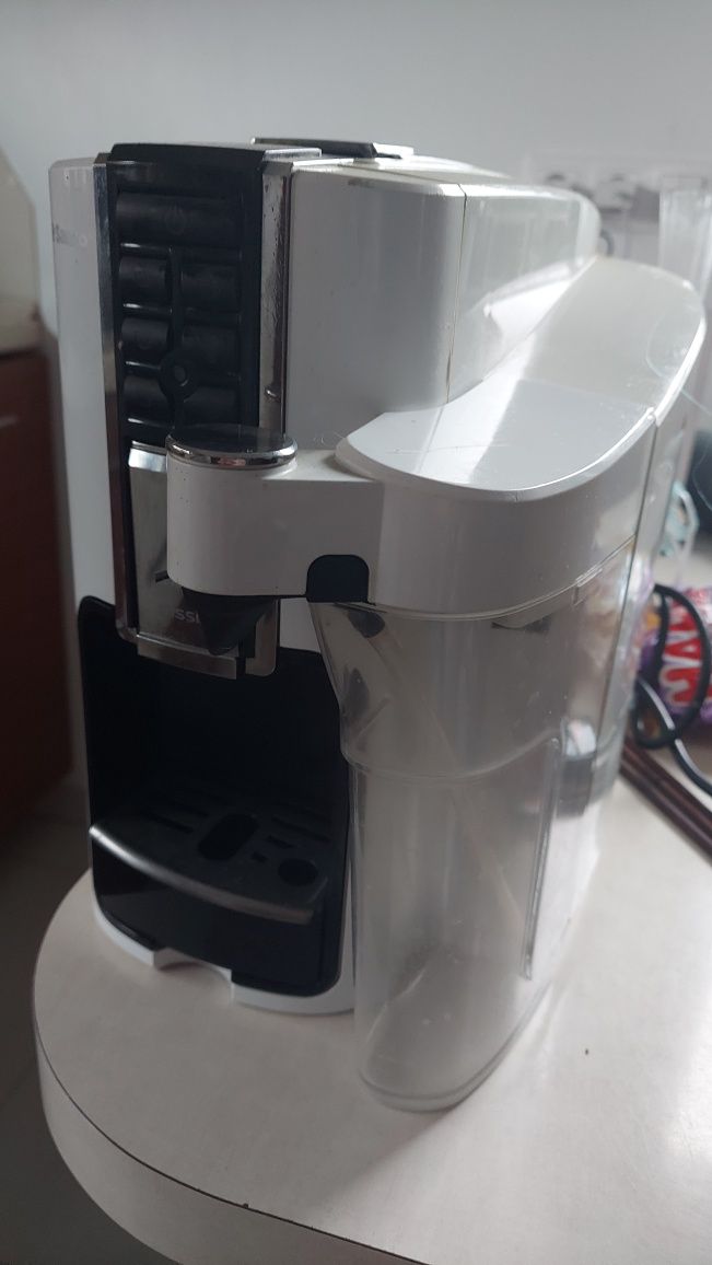 Ekspress kapsułkowy do kawy Tschibo Saeco Cafissimo Latte Bianco HD860