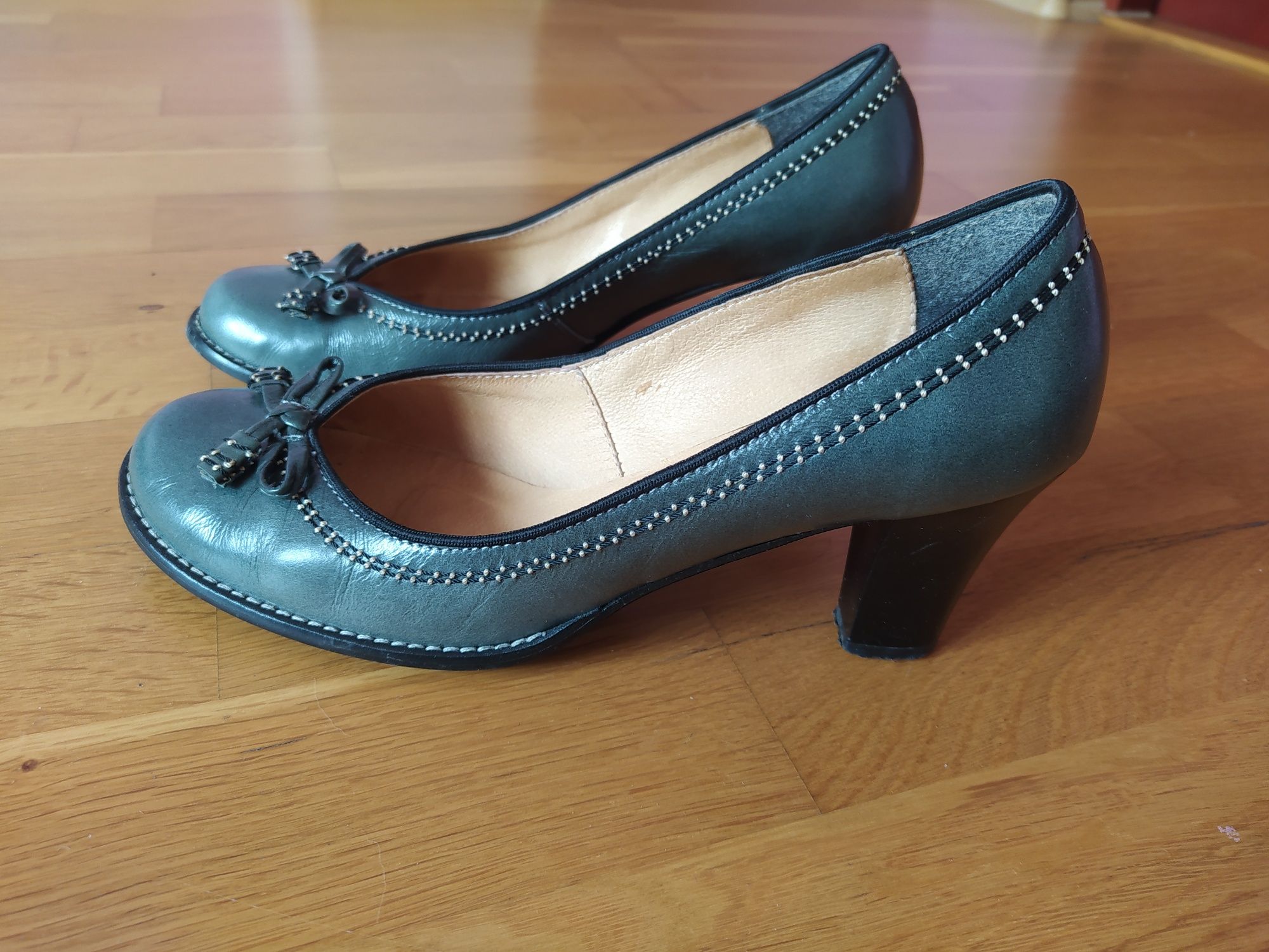 Buty na obcasie popielate