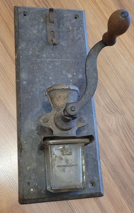 Stary młynek do mielenia kawy na ścianę