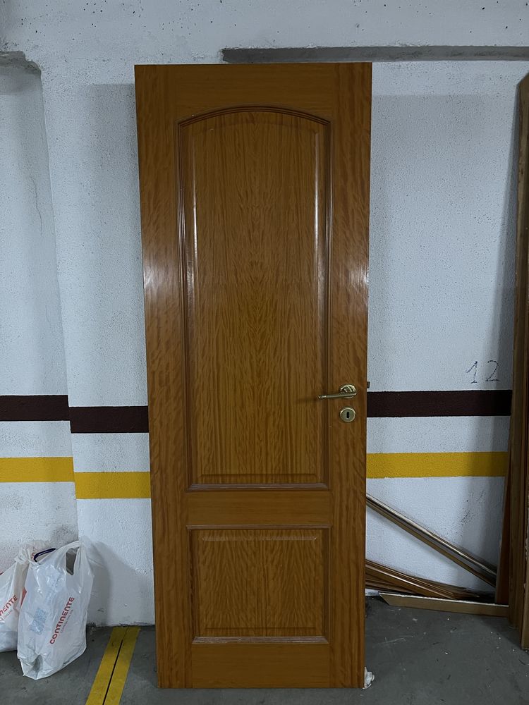 Porta esquerda madeira maciça sem aduelas