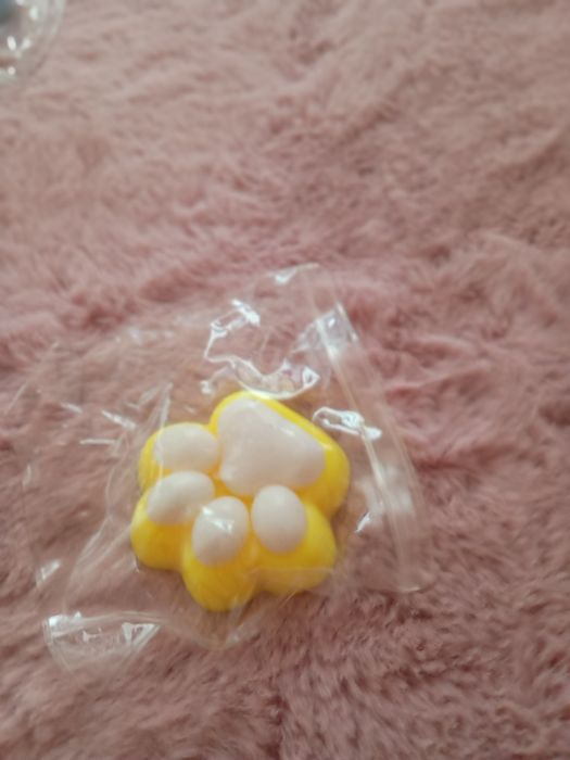 Łapka idealna zabawka zolta