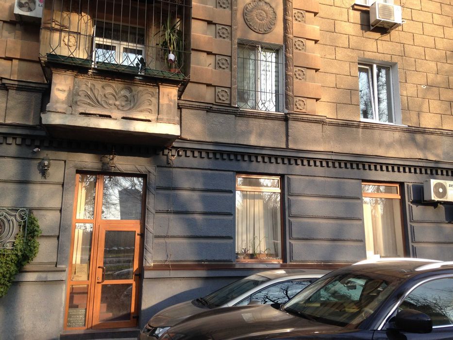 Фасадный офис в отличном состоянии на пр Шевченко.