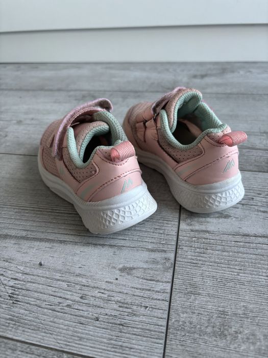 Różowe adidasy dla dziewczynki