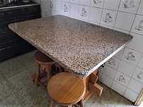 Mesa de granite com 6 bancos