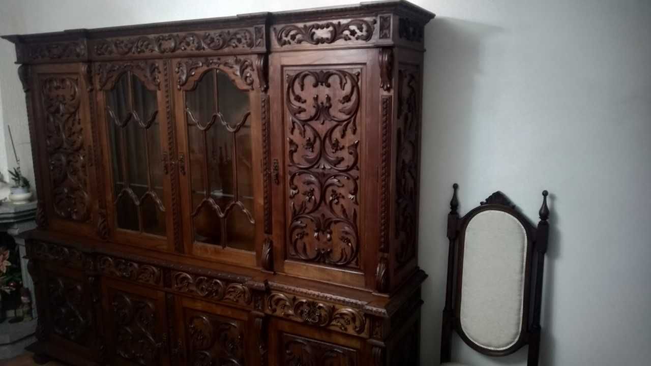 Mesa de Cozinha ou de Sala, Cadeiras e um Armário Duplo