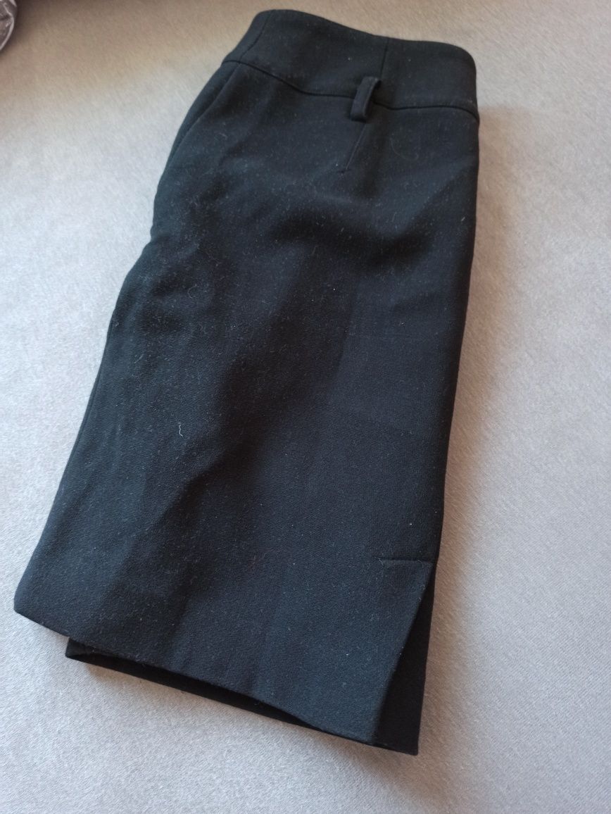 Czarna spódnica z kieszeniami