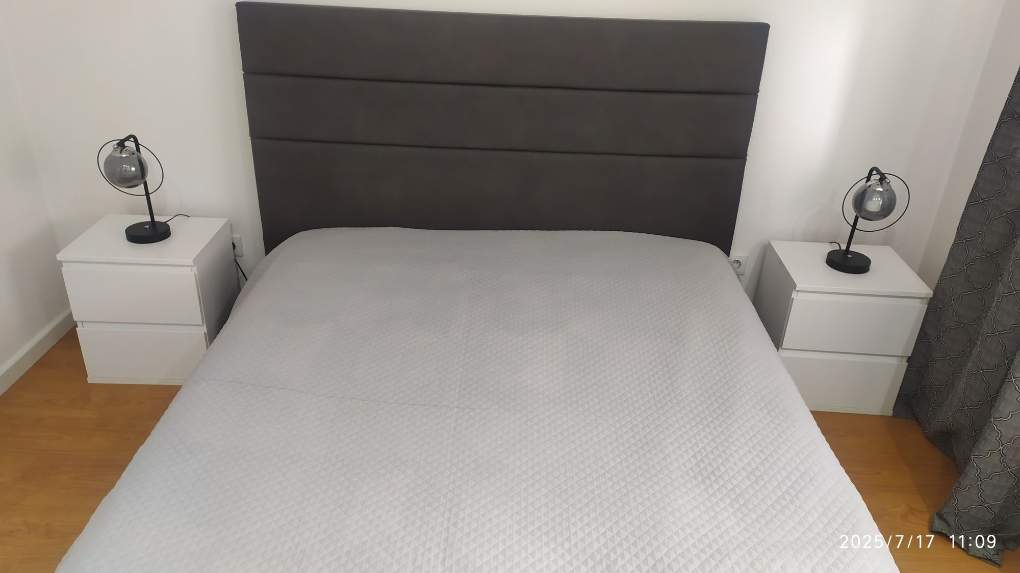 Cama sommier de casal + mesinhas cabeceira e candeeiros