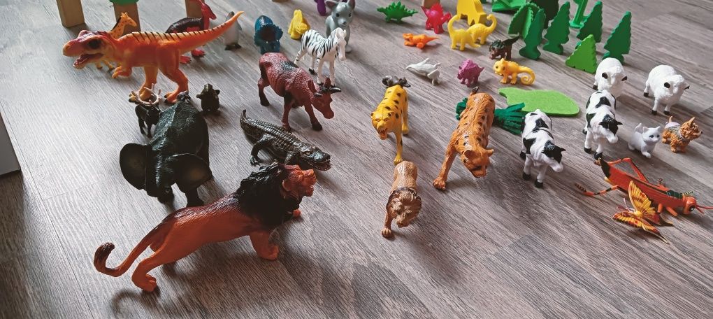 Zestaw zwierząt zwierzątka figurki