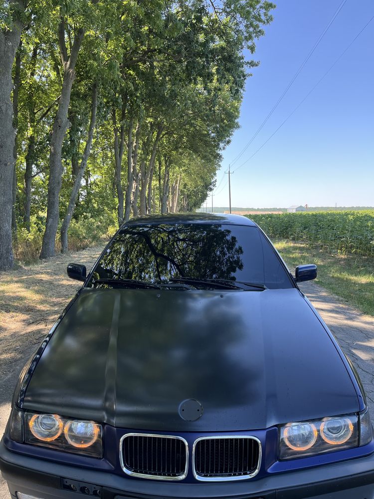 Автомобіль BMW 318i e36