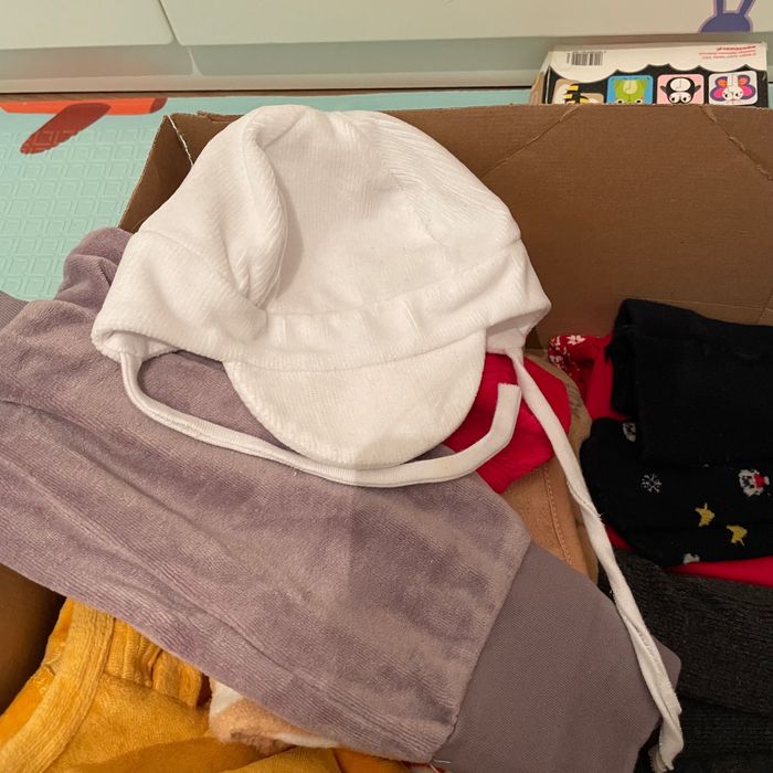 Karton ubranek dla niemowlaka