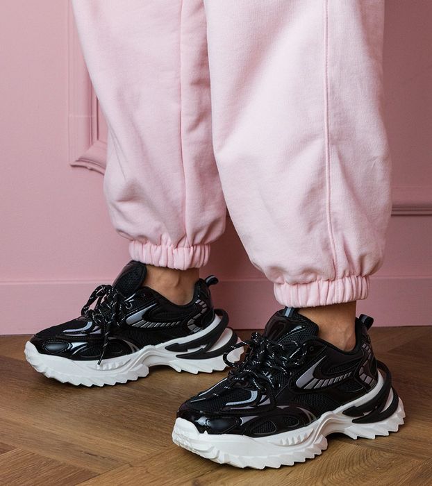 Czarne sneakersy sportowe na stylowej podeszwie Carina