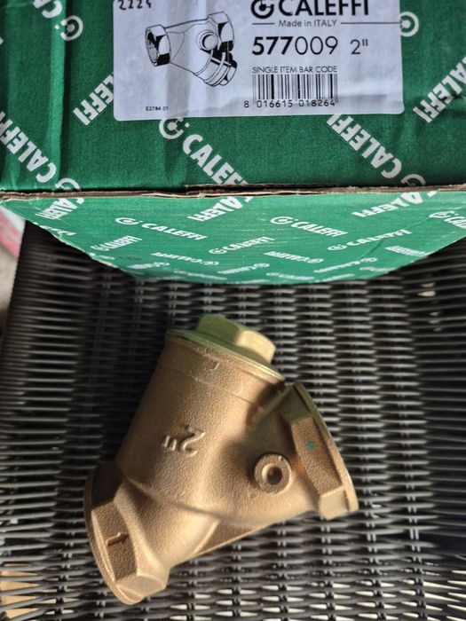 Filtr skośny CALEFFI 2" przyłącza z gwintem wewnętrznym 577009