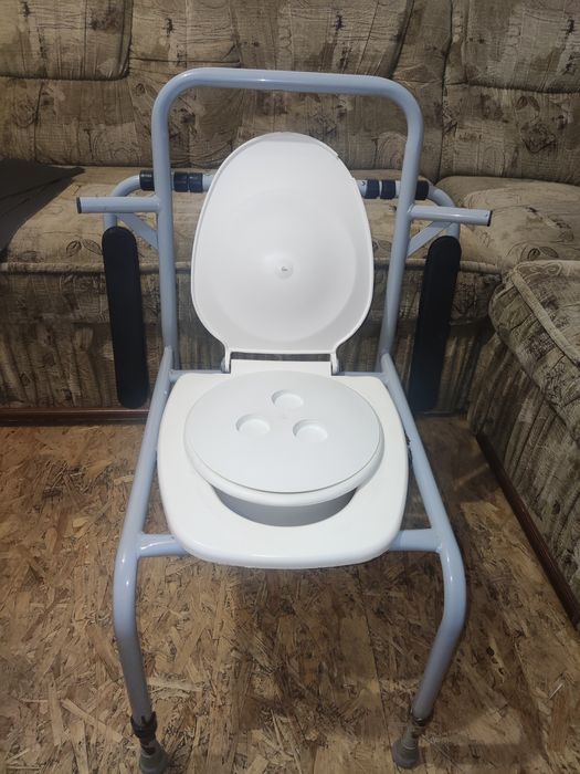 Продам крісло туалет і дорослі памперси