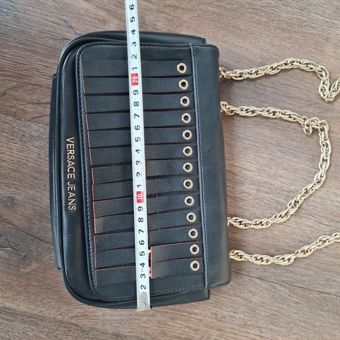 Versace torebka crossbody listonoszka czarna frędzle złote elementy re