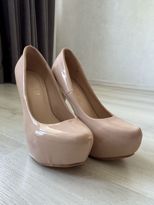 Туфлі на шпильці бежеві