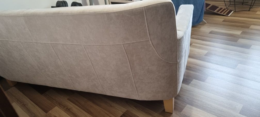 Sofa jasny beż na nóżkach