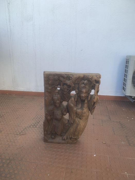 Peça de madeira, talhada com motivos de Macau