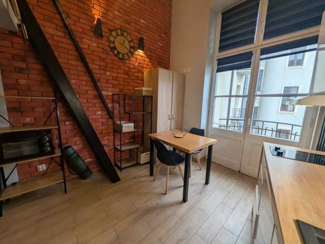 Komfortowe! Kawalerka z balkonem, przy ul. Piotrkowskiej 37 w Łodzi.