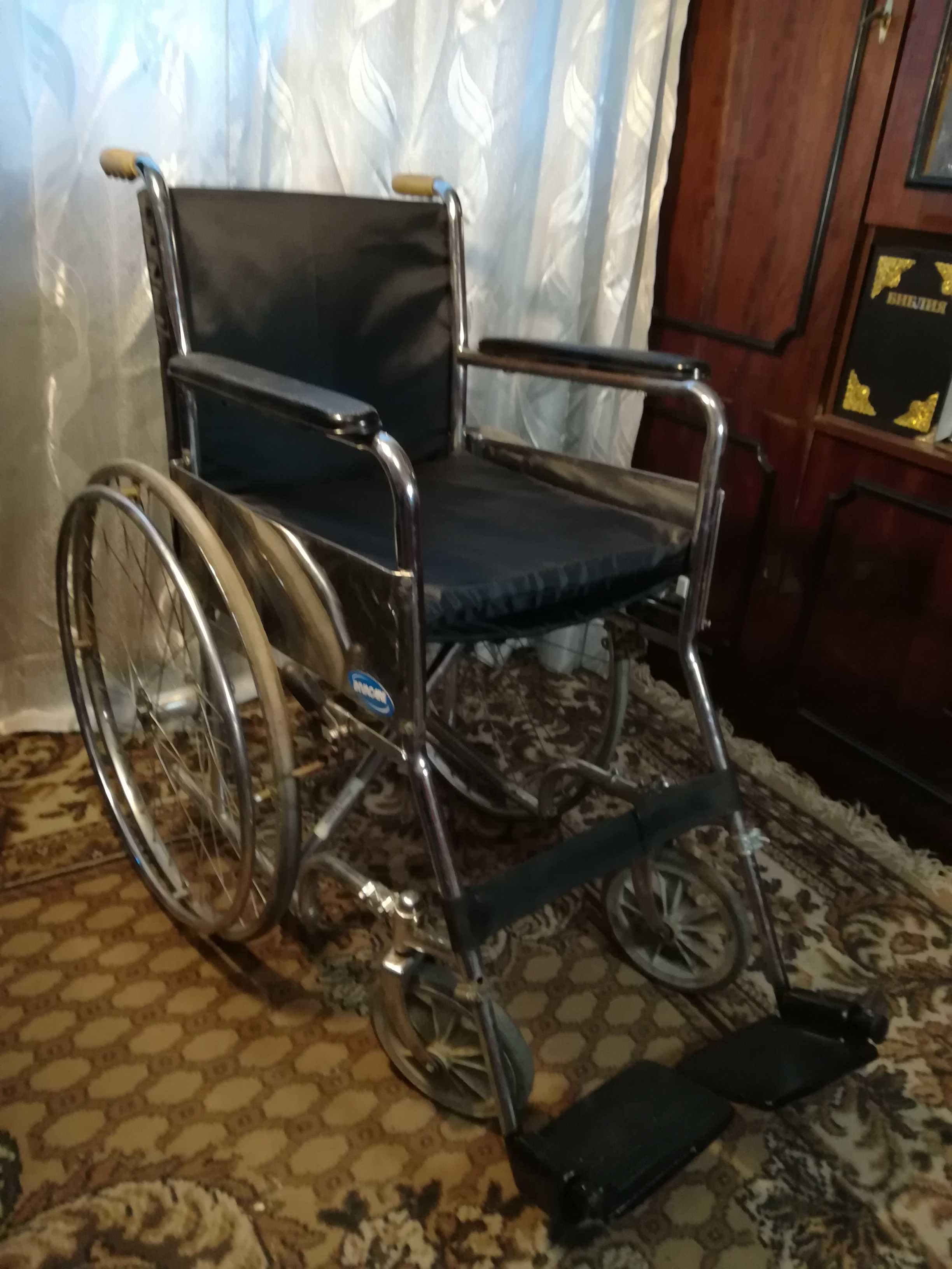 Инвалидная коляска USA безкамерная проходит в узкую дверь 57 см.