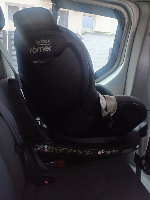 Fotelik samochodowy Britax Romer z bazą ISOFIX czarno sza