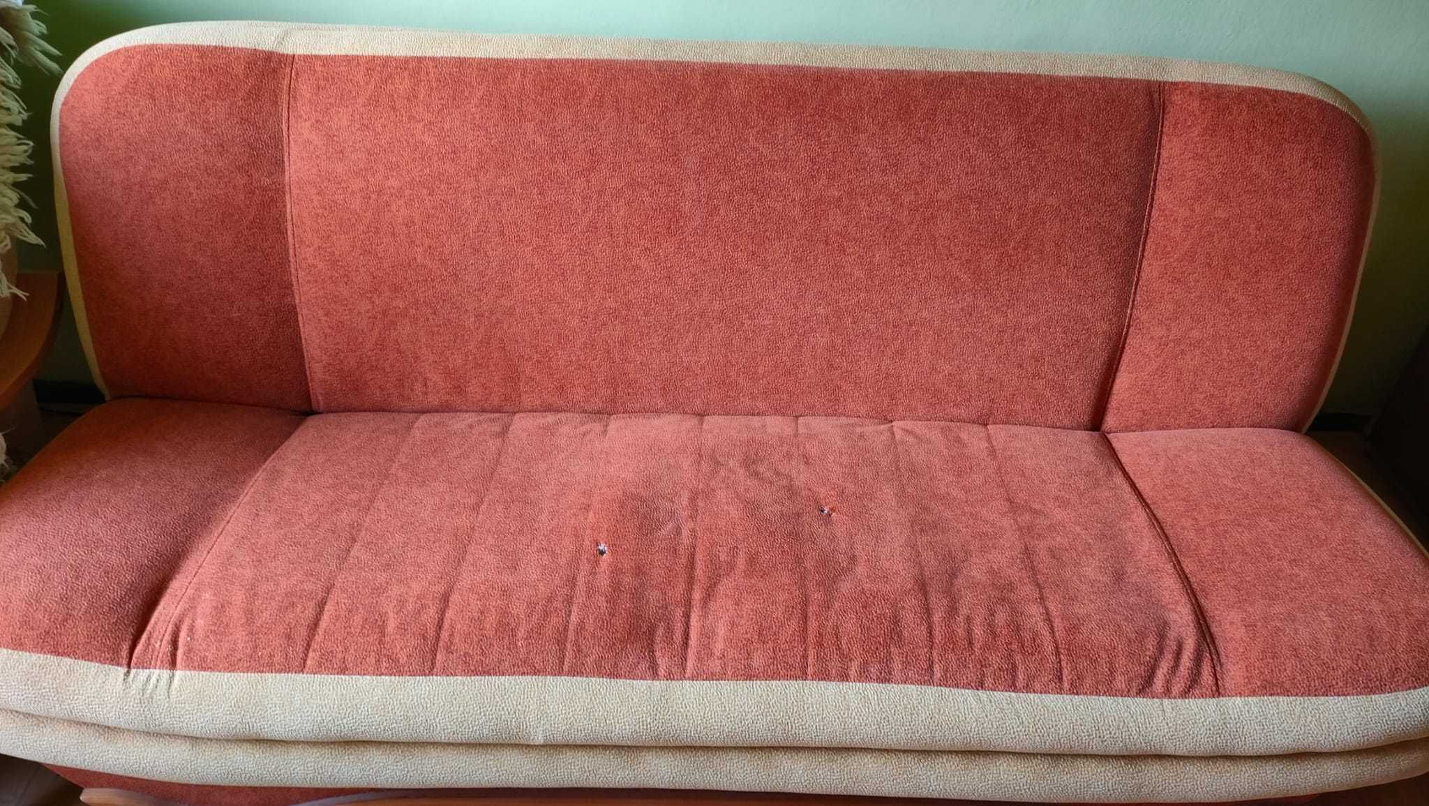 Oddam za darmo dwa regały, kanapę i fotel.