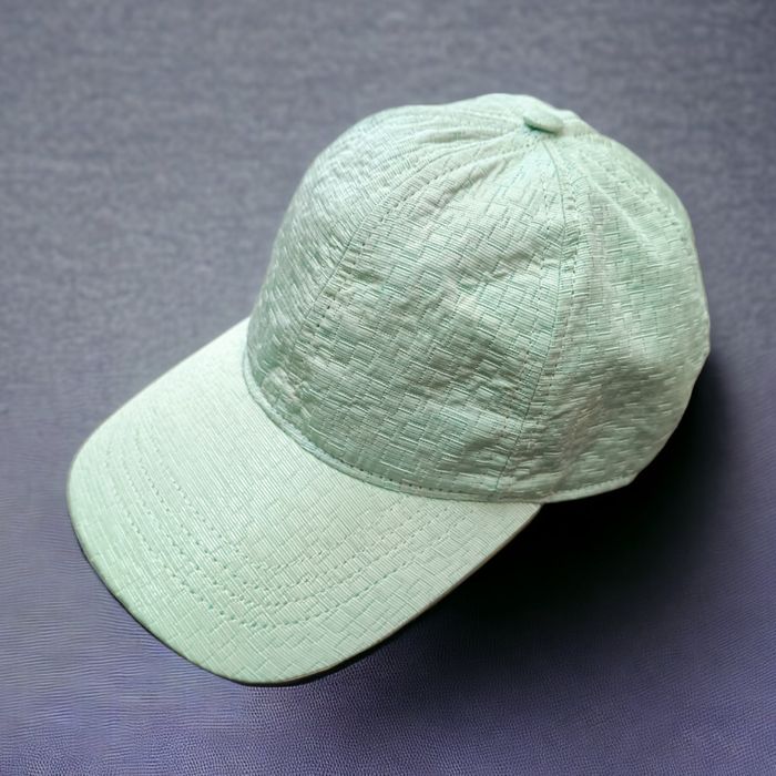 "Boné Exclusivo: Elegância e Qualidade Feitos à Mão"