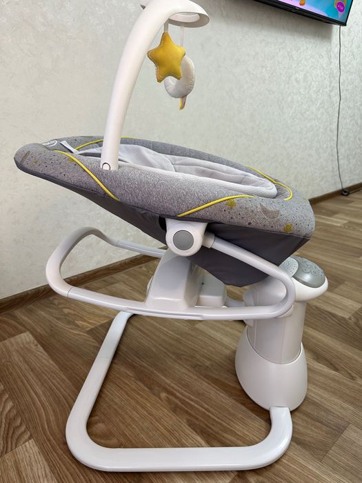 Дитячий заколисуючий центр Graco