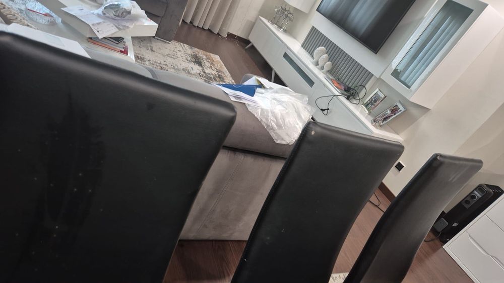 Mesa de jantar e cadeiras