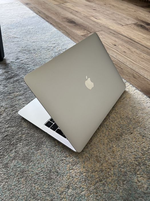 Macbook air 13 a1932 stan bardzo dobry
