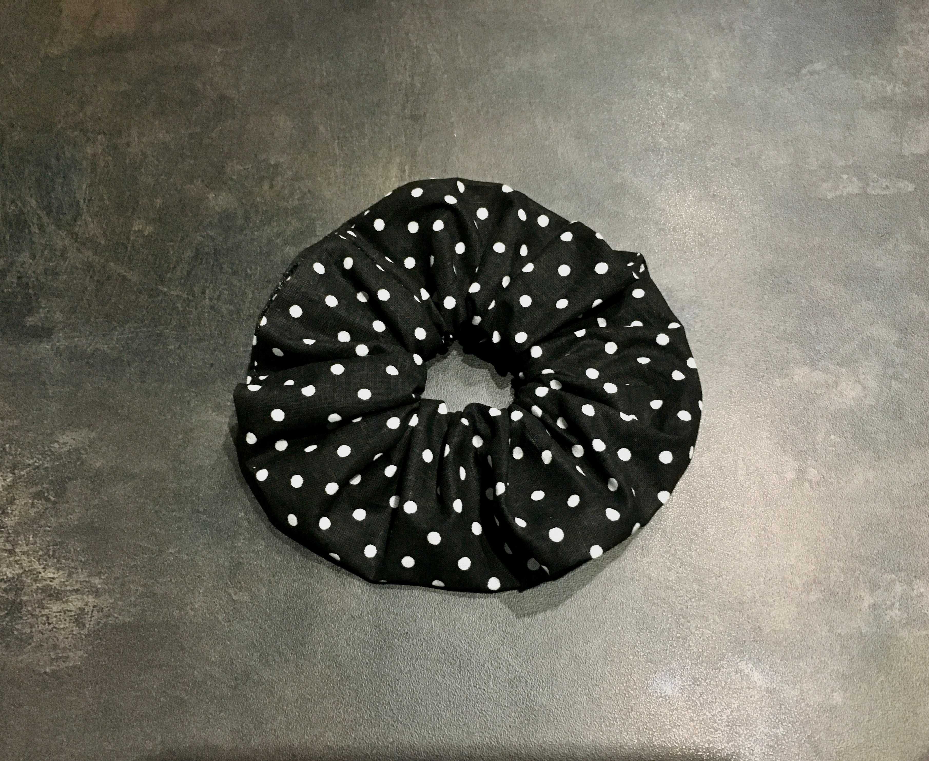 Scrunchie czarne w białe kropki.