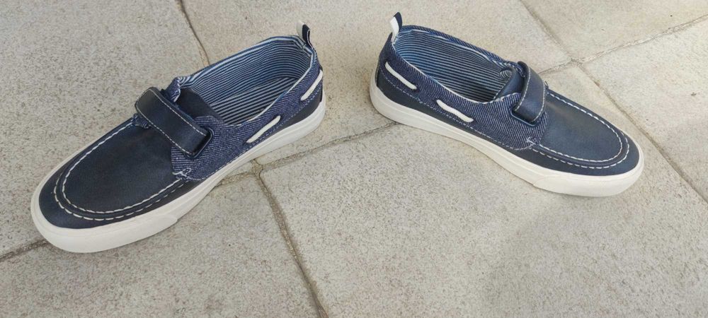 Sapatos menino tamanho 33 como novos