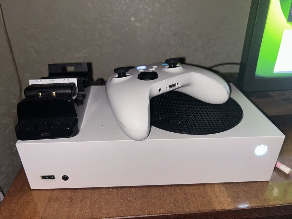 Xbox series s продам состояние отличное
