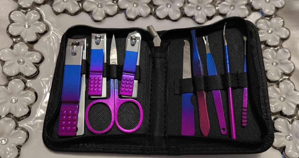 Komplet do manikur w pięknych kolorach w etui na zamek nowy