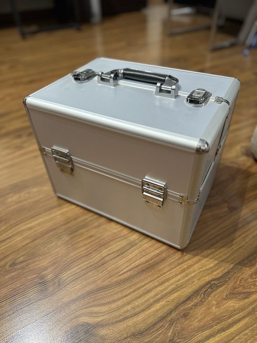 Kuferek ba lakiery i przyrzady do manicure i pedicure