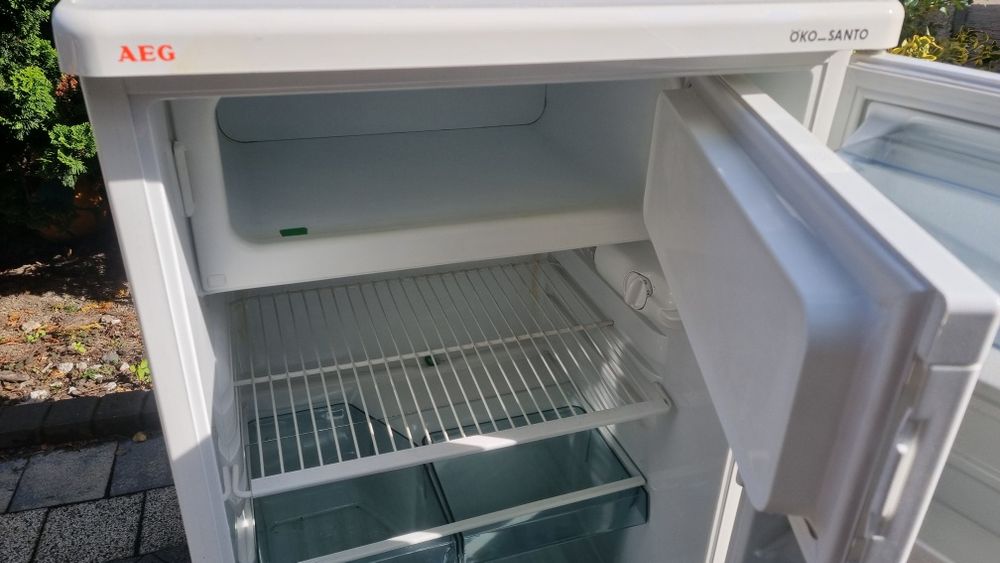 Mała lodówka AEG z zamrażalnikiem
