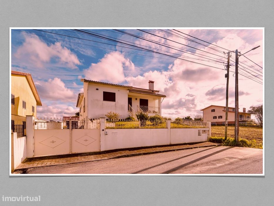 Moradia T4, com boa exposição solar, localizada em zona calma.
