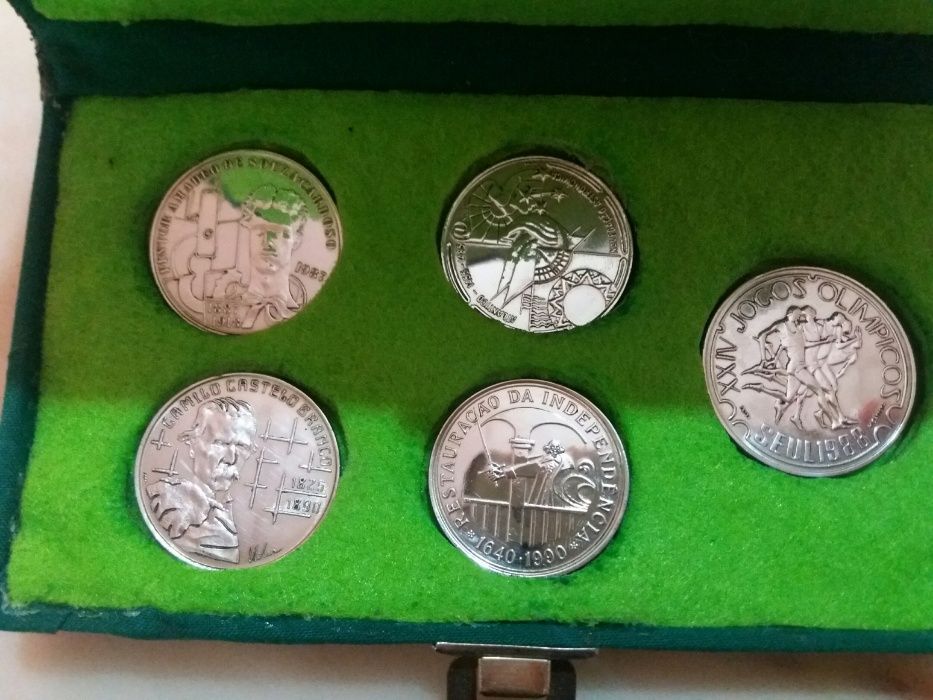 Estojo com 5 moedas de escudo comemorativas.