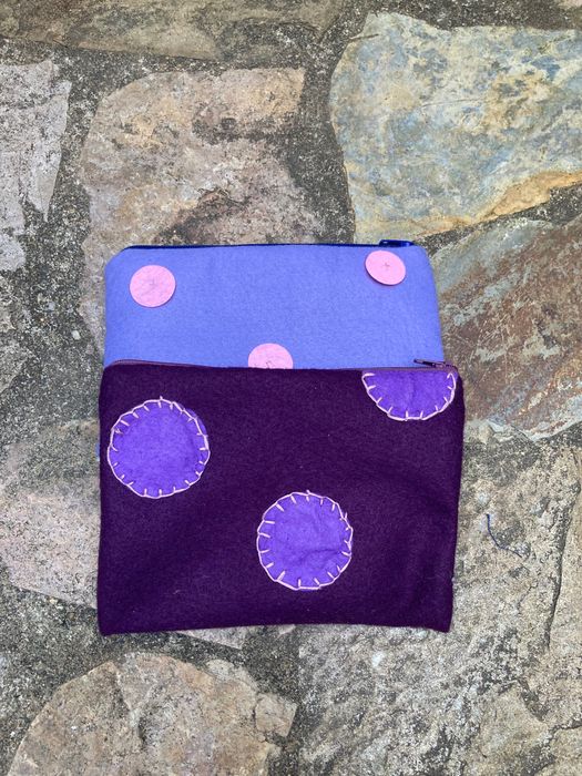 Duas bolsas de feltro feitas à mão