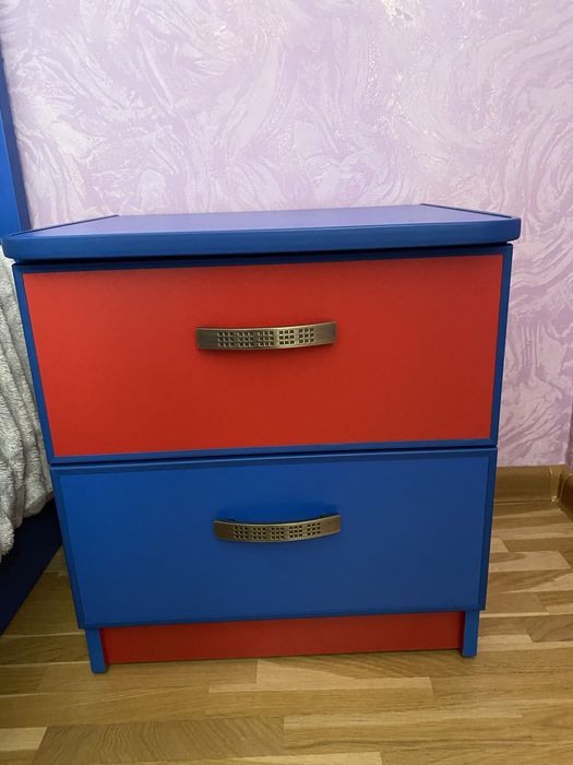 Меблі в кімнату для хлопчика:шафа купе, ліжко з матрасом, тумбочка.