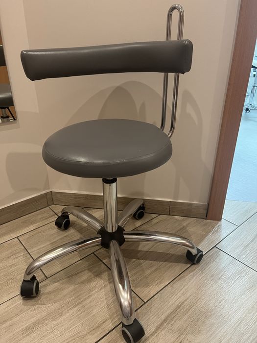 Krzeslo medyczne obrotowe w kolorze szarym