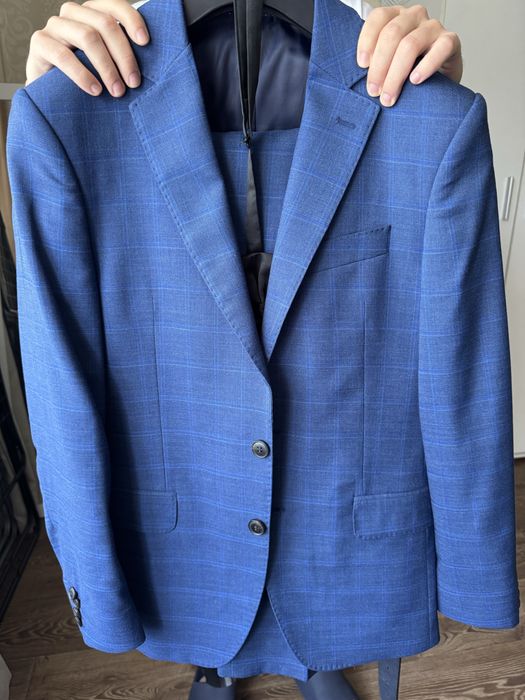 Синій чоловічий костюм