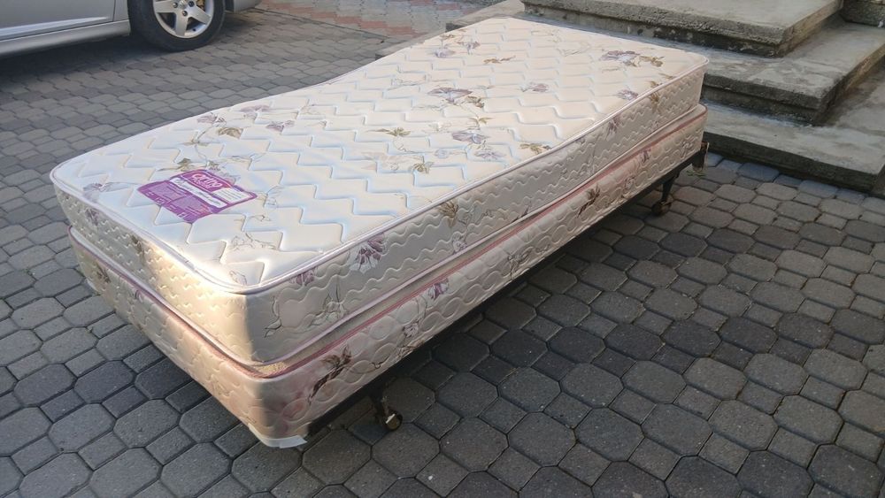 Ліжко металеве з матрацом