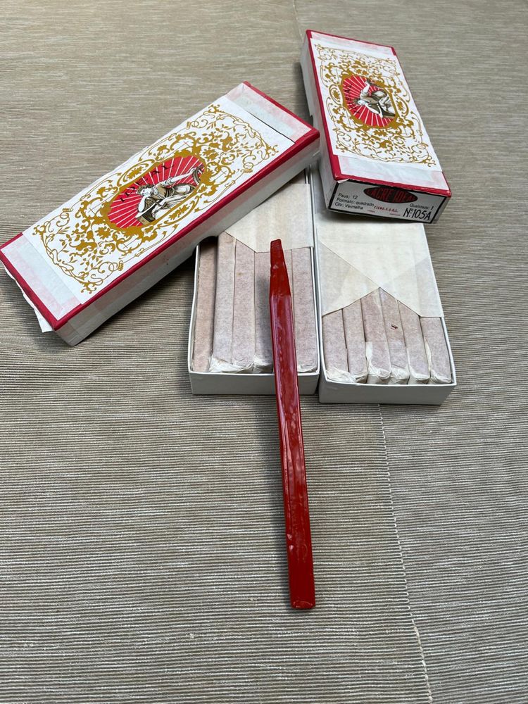 Lapis de lacre em barras em duas caixas de 12 cada