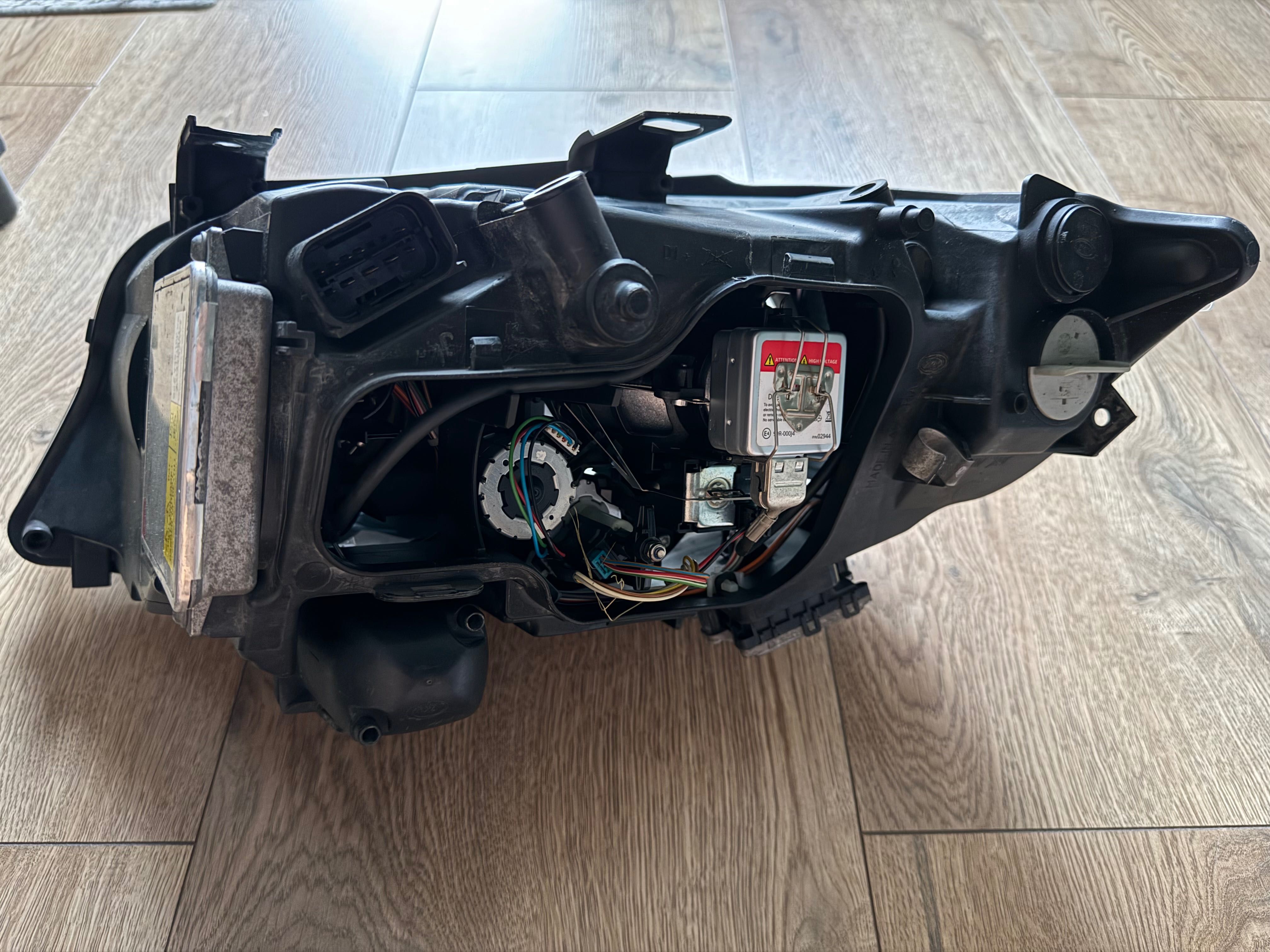 Lampa Bi Xenon Skrętny Dynamic Europa Prawy Przedlift BMW e90
