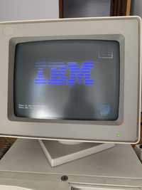 Computador iBM antigo.