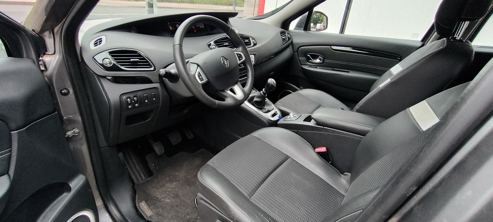 Renault Scenic / 2012 / 1.5 dCi / 110 PS / 183 tys km / Navi / PDC