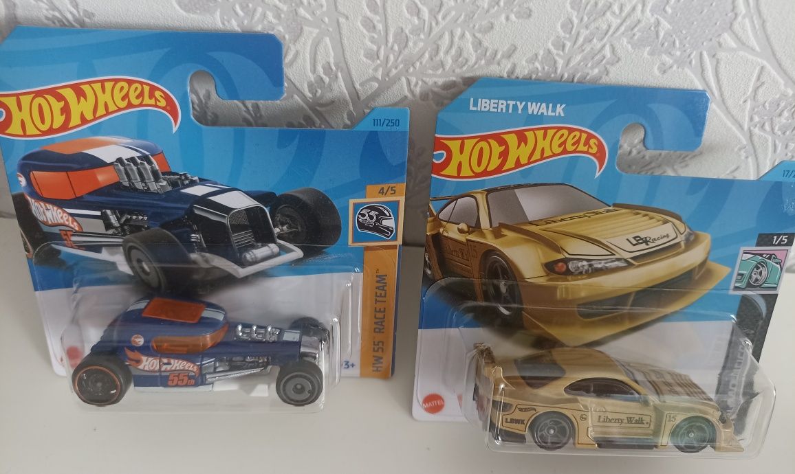 Auta  kolekcjonerskie Hot Wheels z srebrnymi znaczkami.