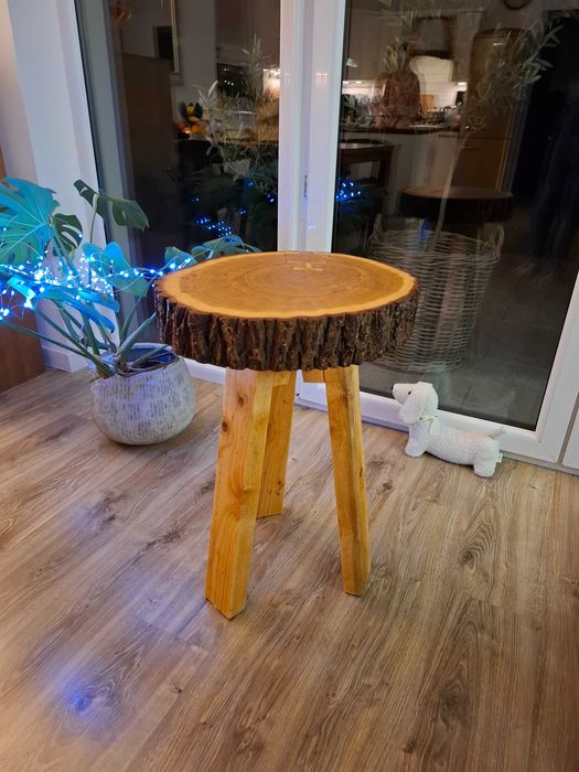 Stolik kawowy z plastra drewna