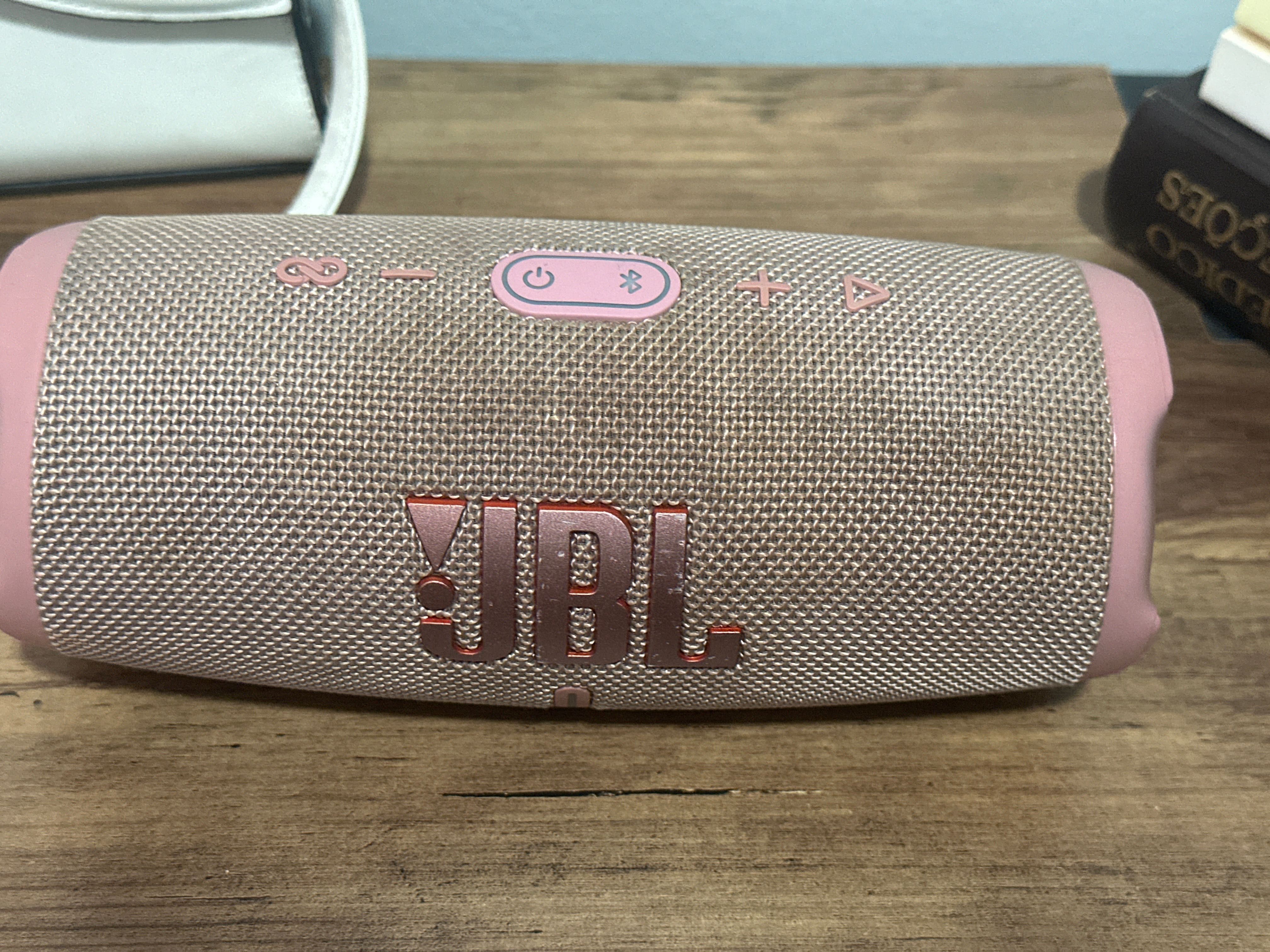 JBL Charge 5 Rosa – Potência, Estilo e Preço Imbatível!