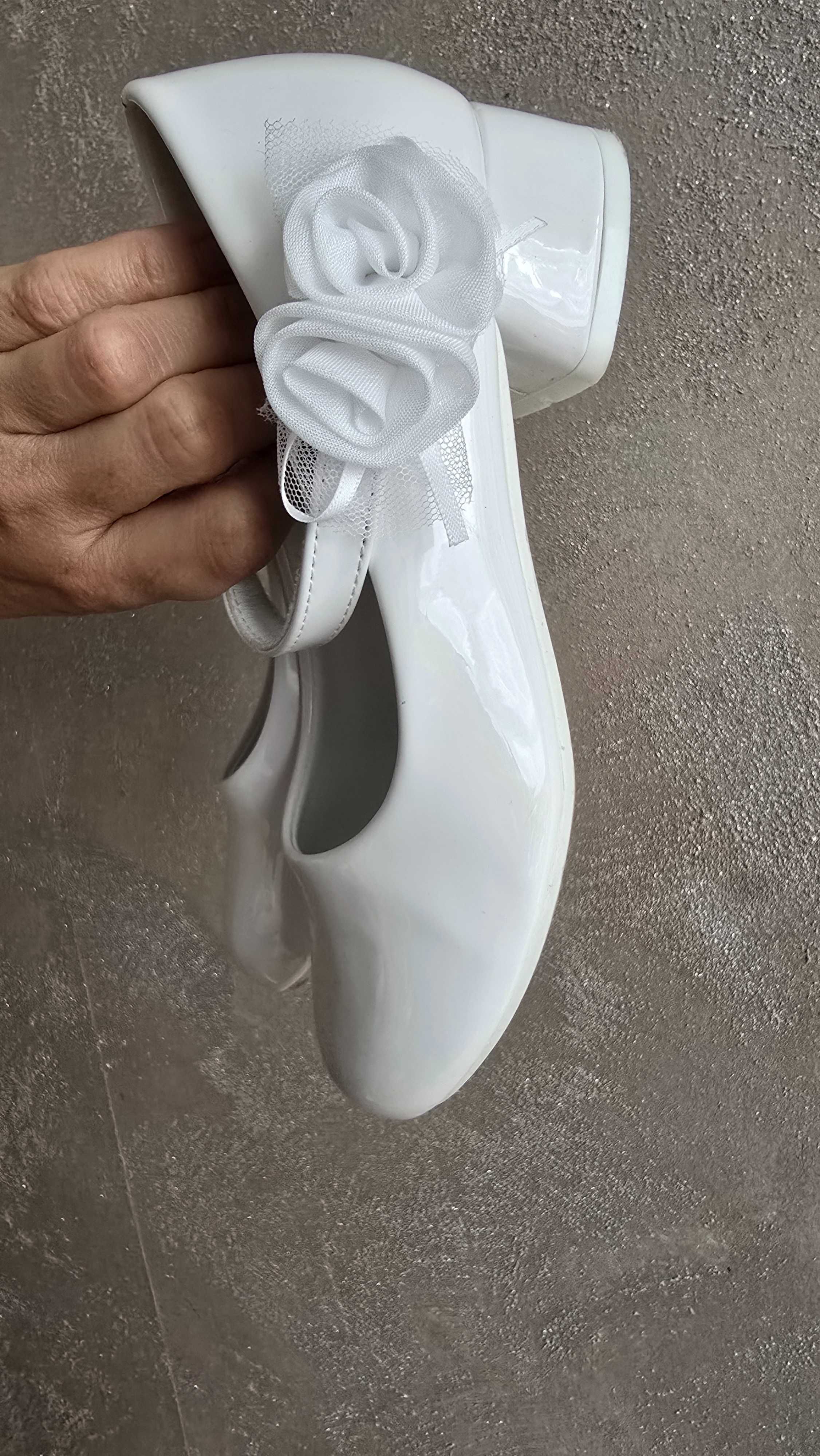 Białe buty buciki 33 komunia chrzest obcas lakierowane